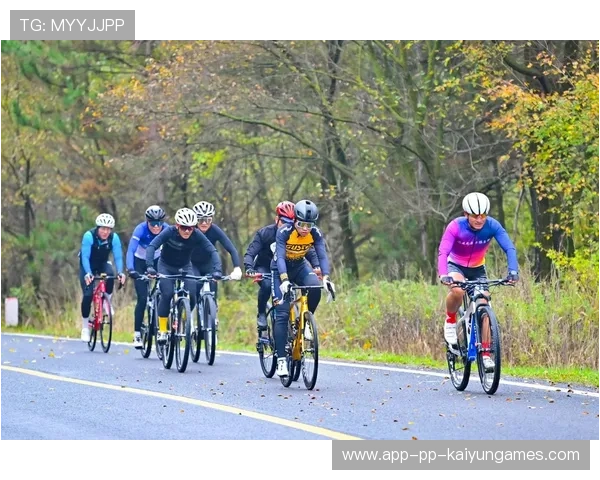 自行车山地赛冒险赛道吸引众多观众，山地车挑战赛