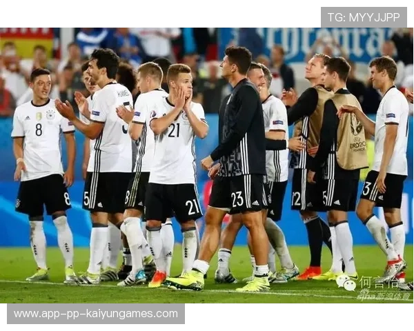 诺伊尔出击至禁区外头球解除险情 诺伊尔出击至禁区外头球解除险情